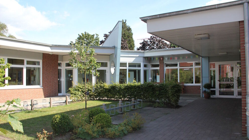 Aussenansicht St. Barbara: Blick zum Haupteingang